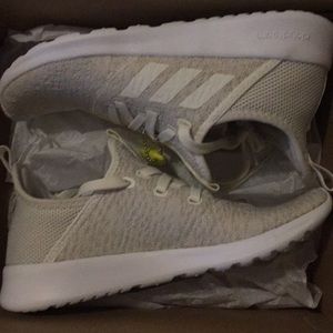 New Adidas memory foam sneakers!!!! Size 6.5